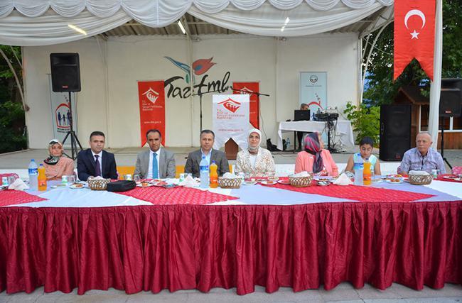 Tekirda&#8217;da ise Vali Ali Yerlikaya, yazar Engin Ard&#8217;n &#8220;1,5 milyar Mslmann elinde coca-cola barda ile ebabil kularn beklemesi soytarlktr&#8221; tweet&#8217;ini hesabnda yeniden paylatktan sonra katld etkinlikte Coca-Cola&#8217;y protesto etti ve 'Fanta' iti. Fanta da Coca-Cola irketinin bir rn...