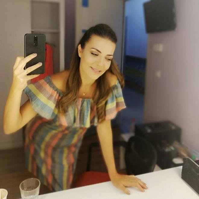 Burcu Kara    "Yeni bir i iin fotoraf ekimindeyiz stdyoda.Hazr sa ba da yapl;kaar m bu kz ocuundan dedim,hemen elime aldm telefonu.lk defa,hah ben de aynada gzel biey ekmeyi baardm galiba dedim ki,kolumu grdm.Bakasnn kolu gibi durmuyor mu? Ama napaym sevdim ben bu fotoyu"