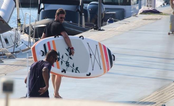 Marinaya giren 34 yandaki oyuncu srf tahtasn alarak ei Baak Dizer&#8217;in yanna gitti.