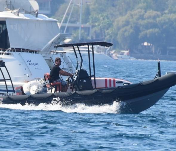 Bot: 23.500 euro (yaklak 143 bin TL) -  Motor (2 adet): 20.600 dolar (108 bin TL) -  Navigasyon donanmyla fiyat yaklak 300 bini buluyor.