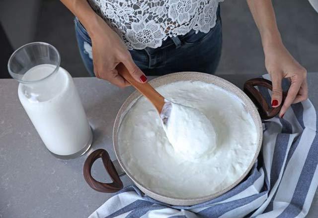 Fitness, pilates, kou ve tempolu yry gibi kaslar altrrken yoran birok spor brannda, ekstradan kaslarn beslenmesi ve yenilenme dngsne katk yaplmas gerekir. Yourt suyu da ihtiva ettii B2 vitamini ve doal whey proteini takviyesine imkan tanmaktadr.