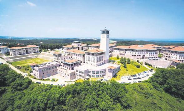 <p>301&#8211;350 Ko niversitesi</p>  <p>  renci says: 5,172</p>  <p>  Personel bana renci says: 14.9</p>  <p>  Yabanc renci yzdesi: Yzde 10</p>  <p>  Kadn/Erkek renci yzdesi: 52/48</p>  <p>  </p>