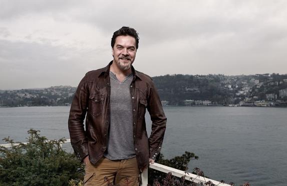 ''BAMBAKA BR HAVA GETRECEK'': Ilcal szlerine yle devam etti "Beyazt ztrk'n bu yl O Ses Trkiye&#8217;ye bambaka bir hava getireceine inanyorum. Onun stdyoda olacak olmas beni bile heyecanlandryor.&#8221; Bu gelime zerine O Ses Trkiye jrisinde nasl bir deiiklik olaca merak konusu olmutu. Ve beklenen ayrlk gerekleti.