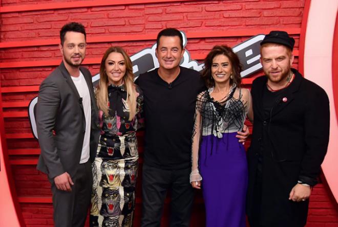 AYRILII KENDS DUYURDU: Sevenlerine kt haber veren nl arkc u aklamay yapt: 'Beni ok heyecanlandran bir proje ile e zamanl olarak balayacak yeni albmn kaytlar ve en nemlisi sizlerle konserlerde daha ok buluabilmek iin bu sene, 5 yl boyunca keyifle yaptm O Ses Trkiye&#8217;de yer almayacam. Bata Acun ve Esat olmak zere tm Acun Medya ekibine, jrideki arkadalarma ve bana 5 yl boyunca mzikal olarak byk deneyim yaatan yarmac dostlarma teekkr ediyorum.'