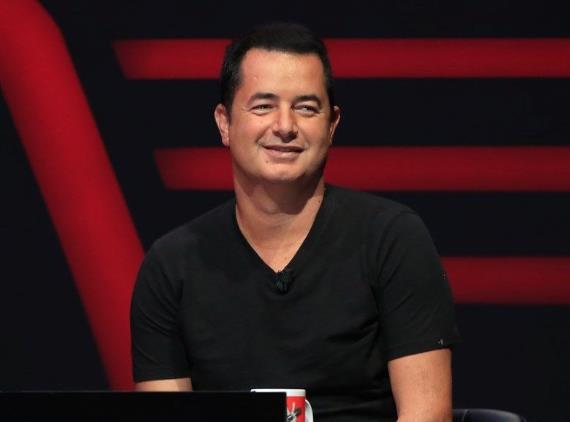 Yeni yayn dnemiyle ilgili, &#8220;Bomba 1-2 transferimiz daha var ama imdi sylemeyeceim&#8221; diyen Acun Ilcal&#8217;nn srprizi Beyaz Show programyla tannan Beyazt ztrk O Ses Trkiye ekibine katld. Acun Ilcal, &#8220;Beyaz hem moderatr hem de jri olabilecek bir isim. Hangi pozisyon olacana ise nmzdeki hafta grp birlikte karar vereceiz. Benim iin nemli olan O Ses Trkiye ailesinde olmas. nk Trkiye&#8217;nin en nemli isimlerinden biri Beyazt ztrk." ifadelerini kullanmt.