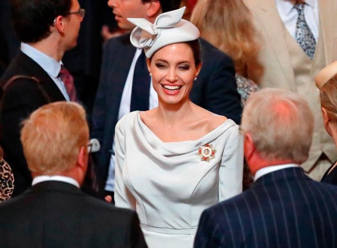 Jolie&#8217;nin ekim ncesinde yapmclar arayarak projeden ekildiini syledii iddia edildi. Jolie bylece fantastik trdeki yeni filmin geleceiyle ilgili akllarda soru iareti brakt. Bugnlerde ngiltere&#8217;de bulunan oyuncunun rolne dnp dnmeyecei ya da filme yeni bir barol bulunup bulunmayaca bilinmiyor.