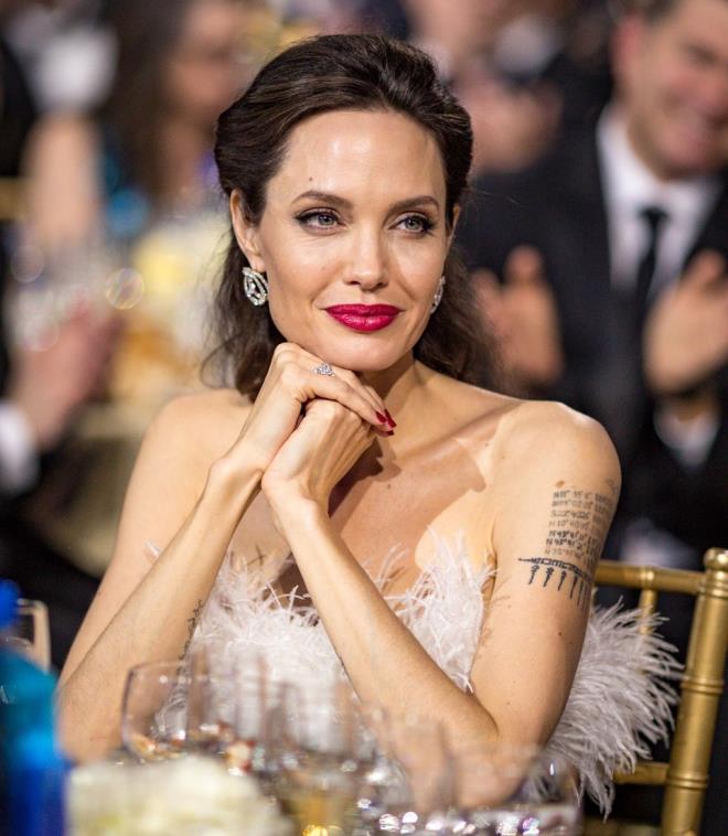 Angelina Jolie barolde yer alaca Peter Pan and Alice in Wonderland&#8217;in gemi hikayesini konu edinen Come Away adl filmden, ekimlere 11 saat kala ekilme karar ald.