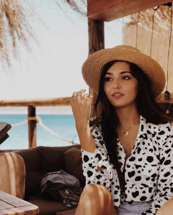 Oyunculuu ile eletiri oklarnn hedefi haline gelen ve Demet Akba'n da sert szlerine maruz kalan Hande Erel'in 8,6 milyon kii takip ediyor.