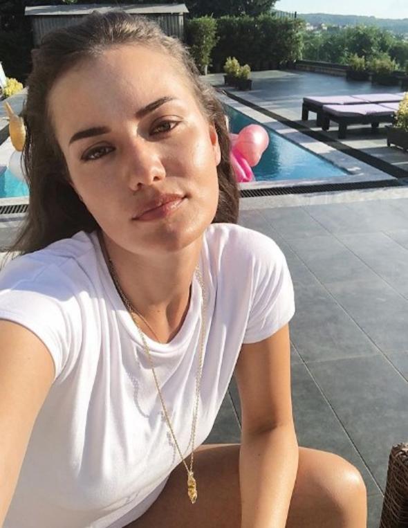 Burak zivit'in ei Fahriye Evcen'in ise 7,6 milyon.