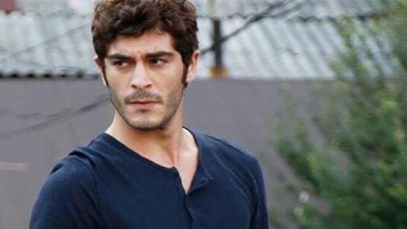 Bizim Hikaye dizisinin yakkl oyuncusu Burak Deniz sosyal medya hesabndan 2.5 milyon takipisi var!