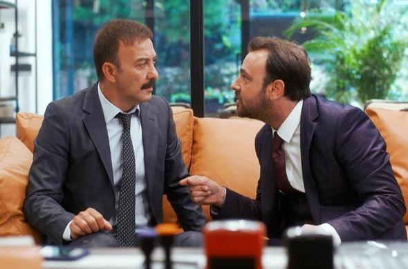 <p>Elenceli konusuyla dikkat eken dizide Hakan Ylmaz, iki ak arasnda kalyor!Dizi ilk blmyle 13 Austos Pazartesi akam ekrana gelecek.</p>