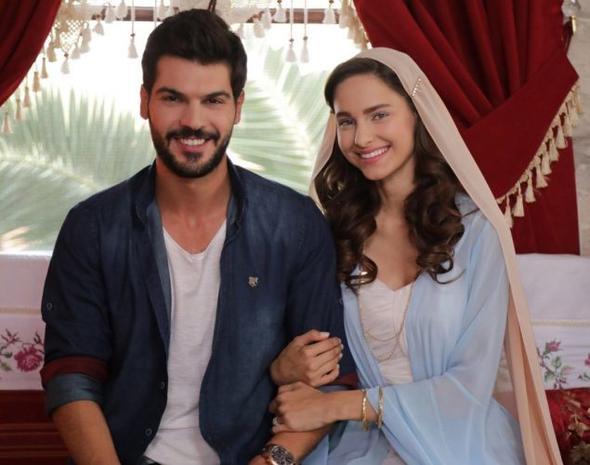 <p>YEN GELN</p>  <p>  Kanaln romantik komedi dizisi 'Yeni Gelin' yeni sezonda da izleyici ile bulumaya devam edecek. </p>