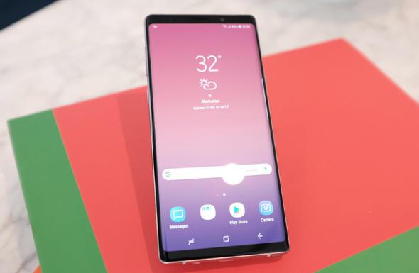 Kamera konusunda Galaxy S9 Plus ile baarl ilere imza atan Samsung, Note 9&#8217;da da pas gemiyor. Galaxy Note 9&#8217;da f/1.5 &#8211; f/2.4 (deiken diyafram) diyafram aklna sahip 12 Megapiksel + f/2.4 diyafram aklna sahip 12 Megapiksel ift kamera kurulumu yer alyor.