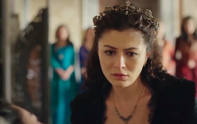 2013 yl Ocak aynn ilk haftasnda &#8220;Muhteem Yzyl&#8221; dizisine katlarak ah Sultan karakterine hayat verdi. Ekya Dnyaya Hkmdar Olmaz dizisinde bir mafya adamnn ei olarak izleyici karsna kmaya devam eden Deniz akr, Btn Kadnlarn Kafas Karktr isimli tiyatro oyunu araclyla da tiyatroseverlerle buluuyor.