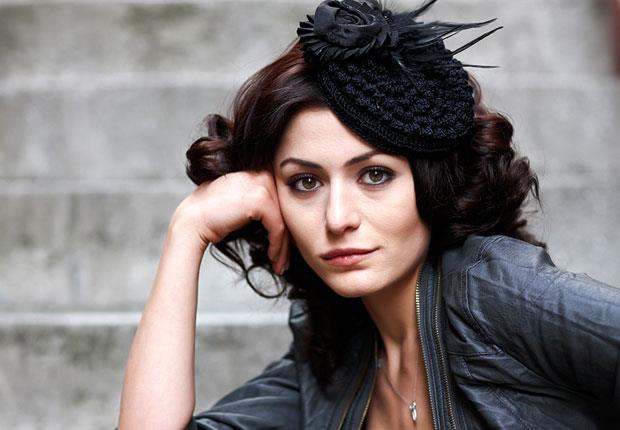 Aslen Trabzonlu olan gzel oyuncu, liseyi Ankara&#8217;da Ayranc Sper Lisesi&#8217;nde okudu. Yksek renimini ise Hacettepe niversitesi Ankara Devlet Konservatuvar Tiyatro Blm&#8217;nde tamamlad.