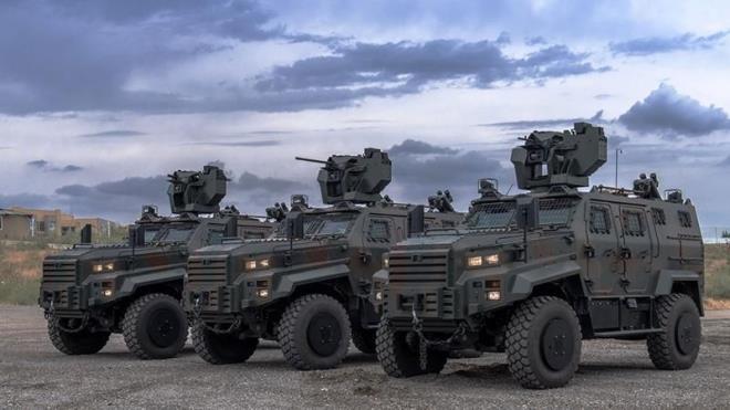 EJDER YALIN    Yaln'n, ihtiya durumunda src koltuunda personel olmadan da grev yapabilmesine ynelik almalar yapyor. Savunma Sanayii Mstear smail Demir'in sosyal medyadan duyurduu test sonularna gre, zerinde ASELSAN'n SARP Uzaktan Komutal Stabilize Silah Sistemi bulunan "Ejder Yaln", ara dndan baaryla kontrol edilebildi. Aracn tek tula uzaktan komuta moduna alnmasyla ara dnda konumlu personel, kontrol panelleriyle "Ejder Yaln" ynlendirdi ve eitli manevralar yapmasn salad.    Uzaktan komuta sadece aracn idaresiyle de snrl kalmyor. Aracn zerindeki silah sistemleri ve dier faydal ykler de operatrler tarafndan kontrol edilebiliyor. Operatr, tm bu faaliyetleri nndeki monitrler araclyla izleyebiliyor.