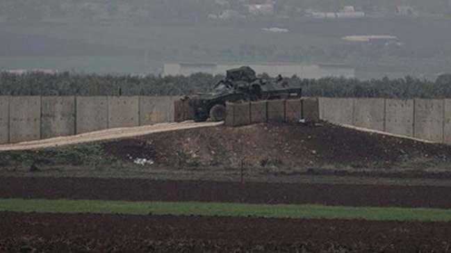 KAYI SINIR GVENLK SSTEM    Trk yapm cihazlarn yer ald elektronik sistem sayesinde snra yaklaan HA, ara veya insanlar tespit edilip, komuta merkezi uyarlyor. Snrda kaydedilen tm grntler tek merkezde toplanlyor ve kameralar tehdit oluturan nesneye otomatik odaklanyor. Radar kartrc cihazlarn da bulunduu sistem, her trl tehditte komuta merkezindeki gvenlik glerine bilgi aktaryor.