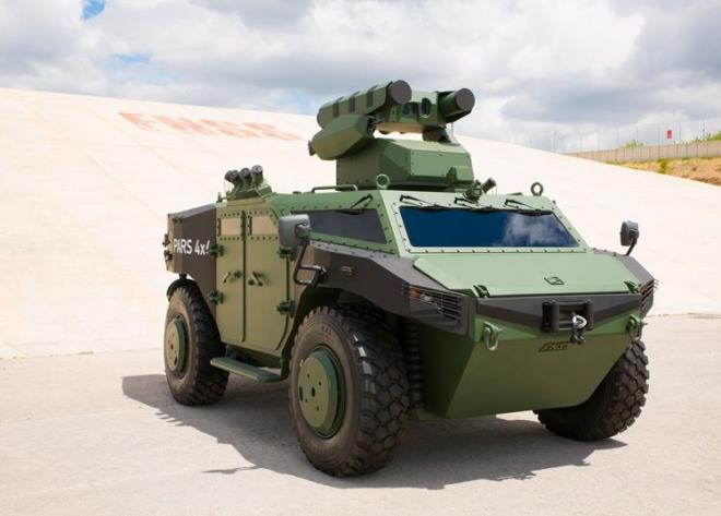 PARS 4X4      25-30 Bg/ton gcndeki ara 1.9 m&#8217;lik dk bir siluete ve amfibi zellie sahiptir. 5 kiilik mrettebat bulunan ara hibir hazrlk gerektirmeden derin ve akntl suda operasyon yapabilir.