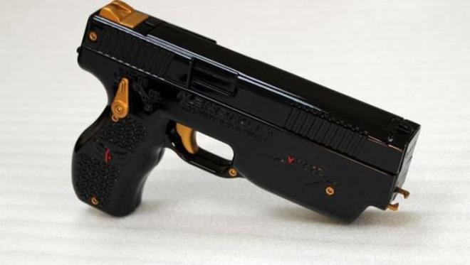 Albayraklar Savunma A.. almalarnda sona gelinen milli elektrook silah &#8216;Wattozz&#8217;un ilk fotoraflarn kamuoyu ile paylat.    WattozzSida (Silahl nsansz Deniz Arac) projesiyle tm dnyann dikkatini zerine eken yerli irket, imdi de retimini bitirdii uzaktan etkili kablosuz Milli enerji silah Wattozz&#8217;un dnya tantmn yapmaya hazrlanyor.