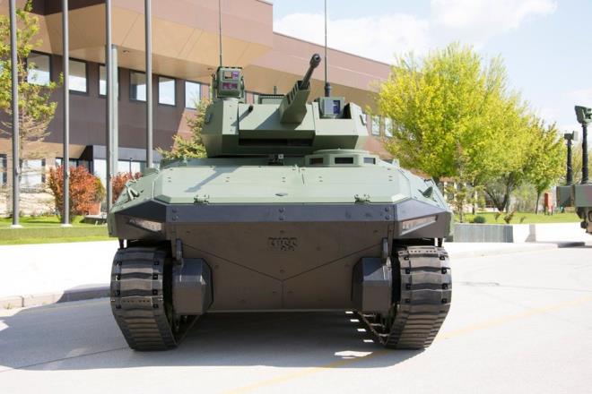 KAPLAN      Geriye kalan arka ksmda ise personel tayc versiyonunda 8 kiilik, silah kuleli versiyonun da ise 6 kiilik personel (manga) blm yer alr.Srcye, ara ierisinden dary izleme ve epeevre gr imkan salayan lazer korumal cam periskoplar mevcuttur.