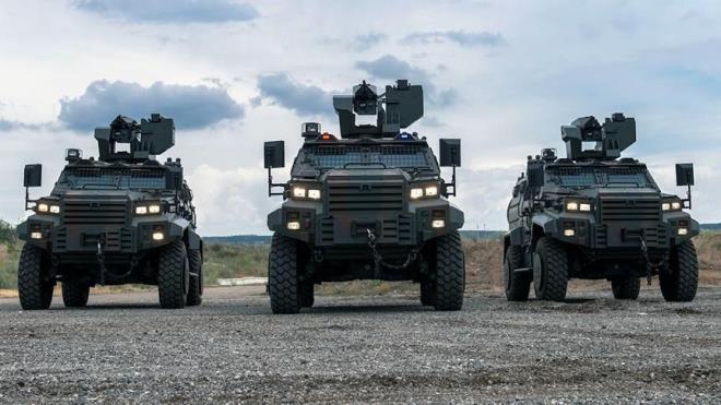 EJDER YALIN    Trkiye'nin halen tmyle personel kontrolndeki zrhl aralar, tehlike durumlarnda tek tula uzaktan da kontrol edilebilecek. Trk savunma sanayisi, zrhl muharebe aralarna yeni yetenekler kazandrmak iin eitli almalar yrtyor. Bu almalardan en dikkat ekenini zrhl aralarn ayn zamanda uzaktan komuta yeteneiyle donatlmas oluturuyor.