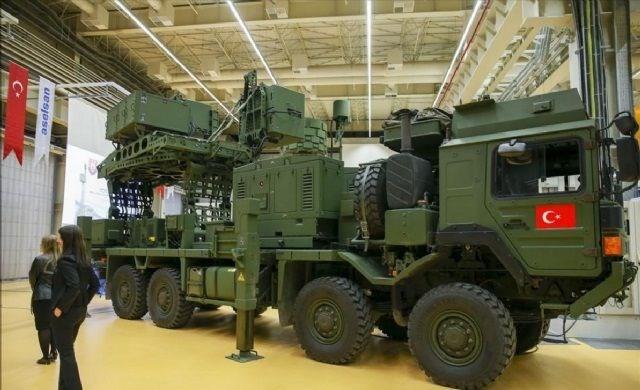 KORAL      ASELSAN tarafndan zgn olarak gelitirilen, hedef lke radarlarn kartrlp aldatlmasn ve i yapamaz hale getirilmesini salayan "KORAL" Mobil Elektronik Harp Sistemi, Hava Kuvvetleri Komutanlna teslim edildi.