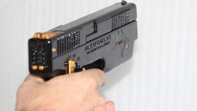 irketten yaplan aklamaya gre; Wattozz Enerji Silah, rakibine kyasla uygun bir fiyattan cretsiz eitim ve tam garanti destei ile satlacak. Milli silah, kablosuz mermi ve ift at zellii; antivibrasyon sistemli dahili kamera, radyo frekans ile uzaktan mermi/ elektrik kontrol, barutsuz, gazsz ateleme sistemi, yksek tetik hassasiyeti, nokta at yksek isabet zellii, sessiz ateleme, insan sesli uyar sistemi, dahili hedefleme lazeri, dahili gece aydnlatma feneri, dataport veri bilgi sistemi, direkt contact modu, ergonomik kabze, uzun batarya mr ve kl uyar gstergeleriyle n plana kyor.