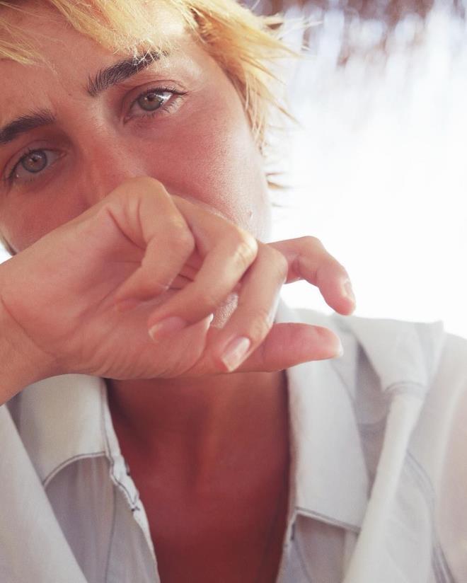 Gelen mesajlara cevap vermeyen 38 yandaki sanatnn iir ile paylat duygusal fotoraf da dikkat ekti.