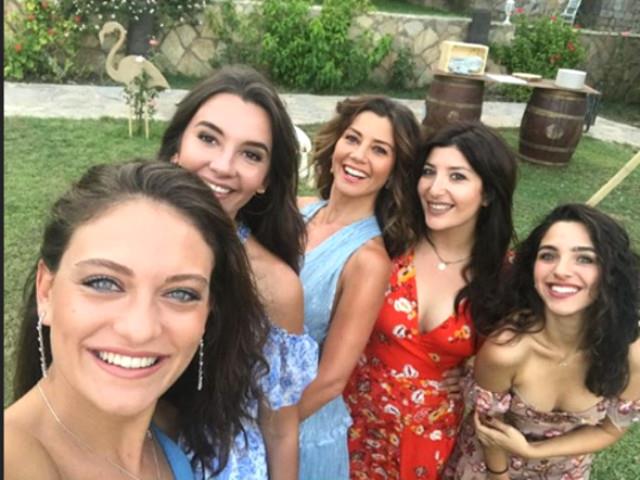 Cansu Tosun ve Erkan Kolak Kstendil, dn akam Antalya Adrasan Olimpos'ta dzenlenen festival konseptindeki dn treni ile evlendi. Cansu Tosun ve Erkan Kolak Kstendil, "En mutlu gnmz festival gibi olsun" fikrinden yola karak en mutlu gnlerini bir festivale dntrd ve hem kendileri hem de konuklar iin lmszletirdi