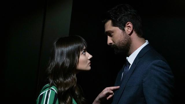 YASAK ELMA KONUSU: Zeynep (Sevda Erginci) ve Yldz (Eda Ece) birbirine ok dkn ama hayalleri birbirinden tamamen farkl olan iki kardetirler. Yldz&#8217;n hayat sosyetenin kraliesi Ender Argun&#8217;la (evval Sam) tannca deiir.