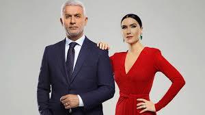 TALAT BULUT KARARI : Yapmc 'taciz' krizi dneminde yarg kararn bekleyeceini duyurmutu. O karar geen hafta kt ve soruturma balatan savclk, dava amaya yetecek dzeyde delil elde edilemedii iin &#8216;takipsizlik&#8217; karar verdi. Bunun zerine yapmc Talat Bulut ile yola devam karar ald. Haliyle dizi yeni yayn dneminde FOX kanalnda ekranlara gelmeye devam edecek.