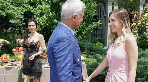 Sevilen dizi Yasak Elma 12. blm ile birinci sezonu bitirmi ve kadro yaz tatiline kmt. Talat Bulut'un bir dizi alann taciz ettii iddialar ise haftalarca konuulmu ve ortaya atlanlar dizinin baarsnn nne gemiti.