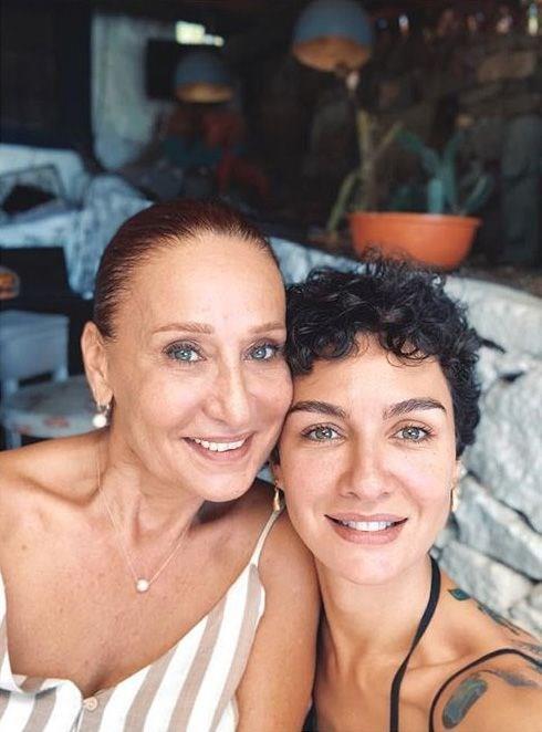 Oyuncu Birce Akalay annesi Yasemin Erg�n ile �ekildi�i foto�raf� sosyal medya hesab�ndan 'G�zel annem' notuyla payla�t�.
