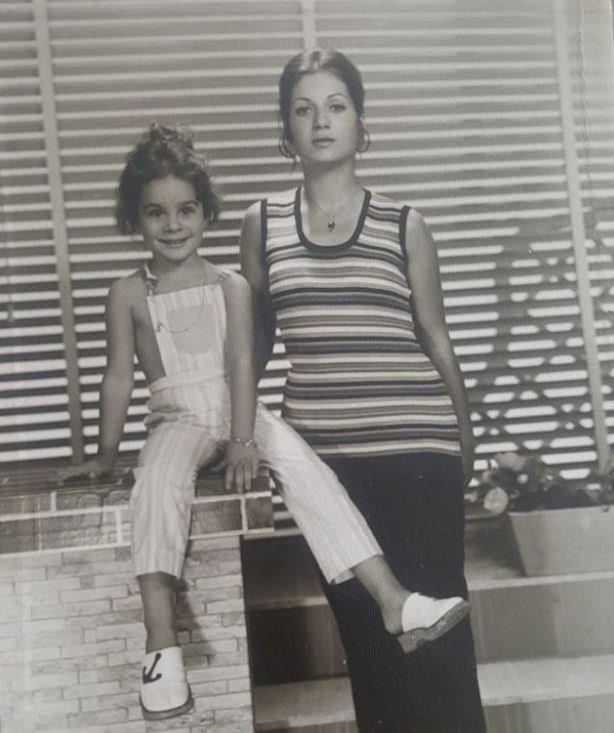 2010 y�l�nda 8 ay i�inde annesi, anneannesi ve babas�n� kaybederek b�y�k bir ac� ya�ayan Demet Sa��ro�lu, foto�raf�n alt�nda "�yi ki do�dun anneci�im, iyi ki iyi ki senin k�z�n oldum" notu d��t�.