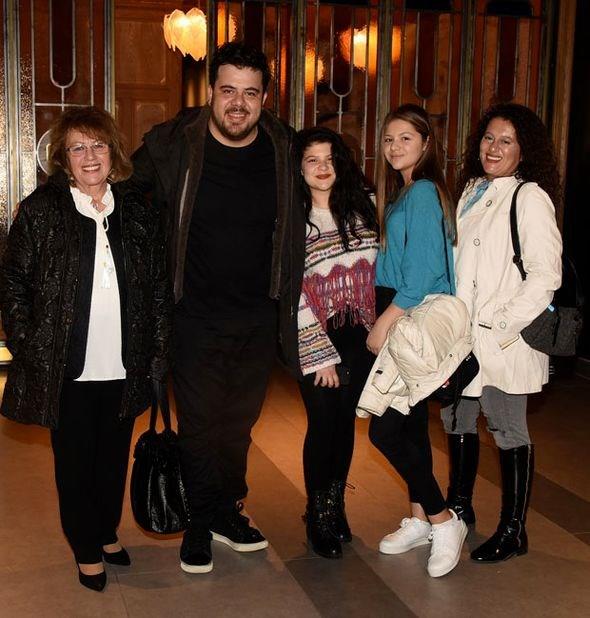 Eser Yenenler     Eser Yenenler ve annesi Nurdan Yenenler