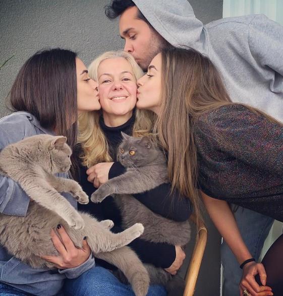 Bensu Soral-Hande Soral