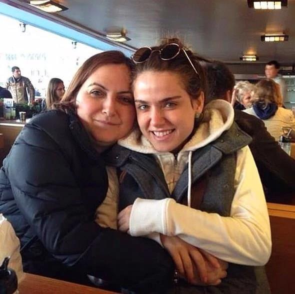 Ceyda Ate� ve annesi Nurcan Ate�