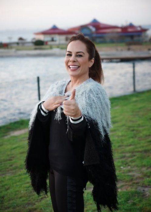 Kayahan ile birlikte seslendirdi�i G�zlerinin Hapsindeyim ile tan�nan Arnavut Kald�r�m� ile ise kariyerinde zirve yapan Demet Sa��ro�lu, Instagram hesab�ndan �ocukluk foto�raf�n� payla�arak annesi Leyla Sa��ro�lu'nun do�um g�n�n� kutlad�.