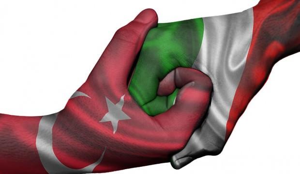 �TALYA: �talya D��i�leri Bakan� Enzo Moavero Milanesi de hafta sonu bir gazeteye verdi�i m�lakatta T�rkiye'ye dayan��ma mesaj� g�ndermi�ti. Milanesi, "�lk d���ncem, Akdeniz'in ticari ve mali dengesi a��s�ndan �ok m�him bir oyuncu olan �nemli bir �lkeyle dayan��ma g�stermek gerekti�idir. Kriz durumu hepimiz i�in k�t� haberdir. Sorumluluk sahibi bir �ekilde yak�nl�k g�stermemiz ve T�rk liras�n�n ��k���n�n k�sa vadedeki muhtemel sonu�lar� i�in dikkatlice g�zetim ve denetim yapmam�z gerekir." demi�ti.T�rkiye'de olanlar�n, Avrupa k�tas�n� da ilgilendirdi�ini belirten Milanesi, Avrupa gibi sa�lam bir b�lgede, bir�ok �lkenin tek bir g��l� para birimi kulland��� ve bir sorun ya�and���nda bu �lkelerin bir koruma a�� olu�turdu�u bir b�lgede bulunman�n avantaj oldu�unu s�ylemi�ti.