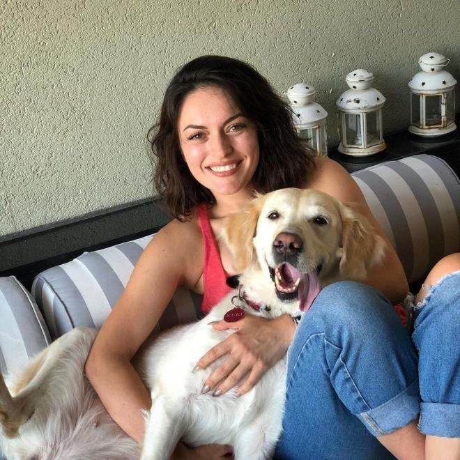 "Yurtdndan bile benden grp kpek sahiplenenler oldu. En son bu kpein fotorafn attlar bana. ok fena oldum grnce. Altnda l yavrular vard. ok kt durumdayd. Sahibi bile diyemeyeceim ciersiz, 'ki- yldr benimleydi, ka yanda bilmiyorum!' demi. Umurunda deil yani, mal gibi atm! Pislik! Artk nasl travmalar yaamak zorunda kaldysa, her eyden ar korkuyordu."