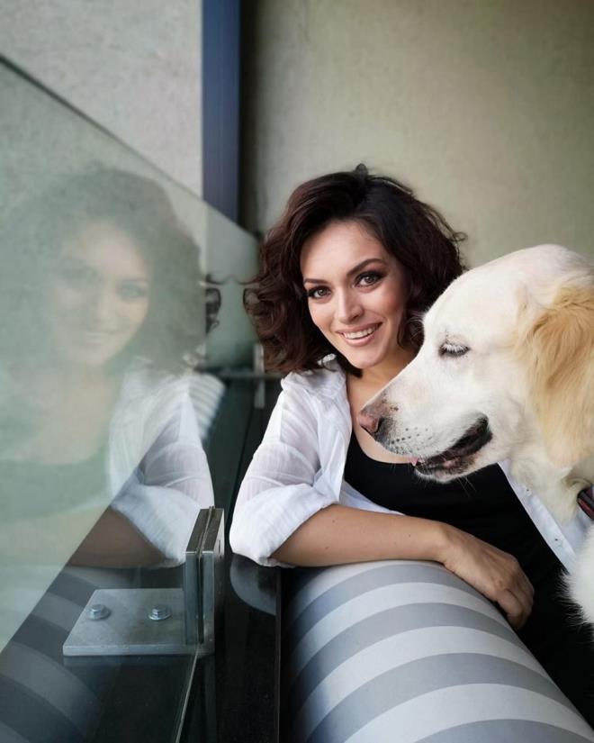 "Kimse de sahiplenmek istememi. Videosunu grdm, iim paraland. 'Ben alacam' dedim. Sa olsun, &#8216;Organize ler&#8217;den yapmcmz Selim, Sakaryalym, dedi ki, 'Benim kardeim orada', Adapazar&#8217;na kadar kardei getirdi. Ben de setim bitince atladm Adapazar&#8217;ndan gittim, aldm. Yryemiyordu, o kadar rkekti. imdi ok daha iyi. Benim nc kzm oldu."