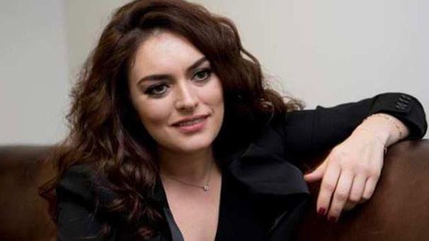 Daha nce de birka dizide rol alan Mola, televizyondaki ilk byk snavn 2005 ylnda Hrsz Polis dizisinde verdi. Ayn yl beyazperdedeki ilk deneyimi olan BKM yapm Organize ler filminde Berrak karakteri olarak karmza kt.