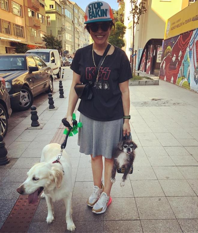 Mola kpeinin son durumu hakknda, "Hala ok depresif. Ama geecek, biliyorum. Hepimizin yaralar var ama geiyor. Onunkiler de geecek. Sevildike, bana gvenmeye baladka, onu asla yar yolda brakmayacam kavradka her ey yoluna girecek" ifadelerini kulland.