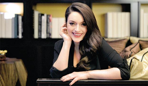 Tiyatro eitiminin ardndan ilk sahne deneyimlerini gerekletirmeye balad ve 2005 ylnda BKM Mutfak ekibine katld.