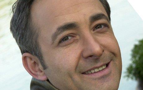 Mehmet Aslantu 1997 ylnda oynad "Scak Saatler" adl dizi ile geni kitleler tarafndan tannd.