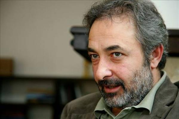 Mehmet Aslantu, tiyato ile ilgilenmesinden dolay okulu bitiremedi ve profesyonel olarak sahne hayatn adm att.