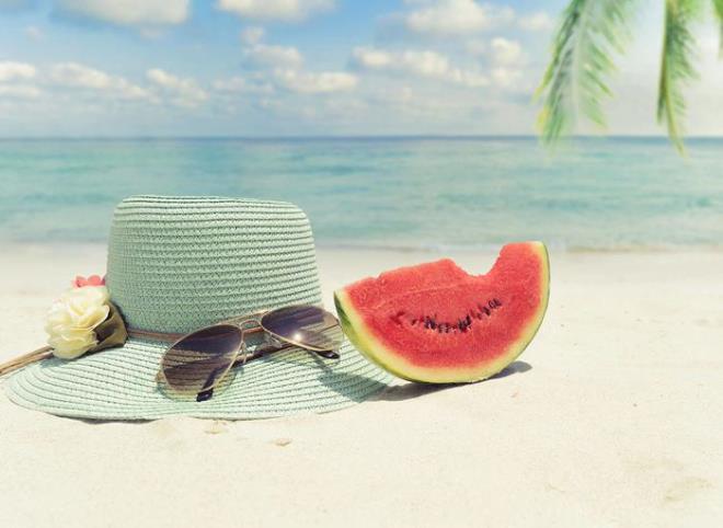 Tatile kn  <br>  Yeni yerleri kefetmenin heyecann yaamak iin uzun tatil dnemleri karlmaz bir frsat olabilir. ster sevdiklerinizle, isterseniz de tek banza sizi ehrin kalabalndan uzaklatracak bir seyahat plan yapmaya imdiden balayabilirsiniz. Henz vakit varken gideceiniz yeri belirleyip, biletinizi nceden ayrabilirsiniz. Bylece hem yer bulma sorunu yaamaz hem de uygun fiyatl bilet kampanyalarndan yararlanabilirsiniz. zellikle uzun tatil dnemleri iin dzenlenen turlara katlarak farkl birok yeri bir arada grme ans bulabilirsiniz.