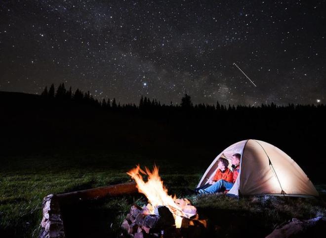 Kamp Yapn<br>    Bu bayram tatilinde doayla ba baa olmaya ne dersiniz? Tertemiz hava almann, grltden uzak kalmann, dinlenmenin, benzersiz doa manzaralarna dalp gitmenin ve biraz olsun teknolojiden uzak durmann en etkili yolu olan kamp kurma, vazgeilmez bir tatil tercihiniz haline gelebilir. lkemizde kamp kurabileceinizonlarca duraktan birini seerek yola kabilir, kamp atei eliinde sevdiklerinizle ba baa olmann tadn karabilirsiniz.