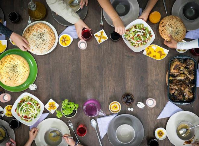 Ailenize Vakit Ayrn  <br>  Kimileri iin tatil yaknlar ile bir arada olmann mutluluunu yaamak demektir. Gndelik yaamn kouturmalarnda bulamadmz bu frsat deerlendirip, ailemizle bir arada olma frsatn yakalayabiliriz. Gzel bir bayram sofras hazrlayabilir ve tm aile bir arada unutulmaz bir bayram yaayabilirsiniz. Dilerseniz aile yelerine birer bayram hediyesi alarak bu bayram unutulmaz hale getirebilirsiniz.