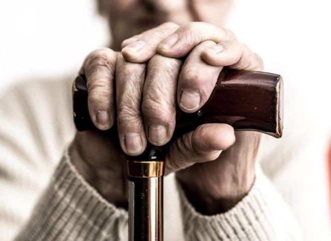 Huzurevi ve ocuk Yetitirme Kurumlarn Ziyaret Edin  <br>  Bayramda huzurevi sakinlerini ve ocuk yetitirme kurumlarn ziyaret ederek buradaki yal insanlar ve kimsesiz ocuklar mutlu etmek phesiz gerekletirebileceiniz en iyi etkinliklerden biridir. Onlarla sohbet etmek, hediyeler gtrmek, hayatta yalnz olmadklarn onlara hissettirmek hem size hem de onlarn keyifli bir bayram geirmesini salayacaktr.